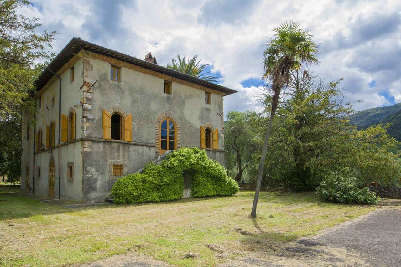 Дом в Лукке, Италия, 490 м2 - фото 1