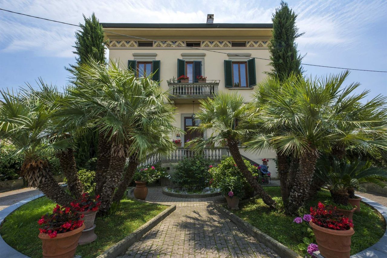 Дом в Лукке, Италия, 500 м2 - фото 1