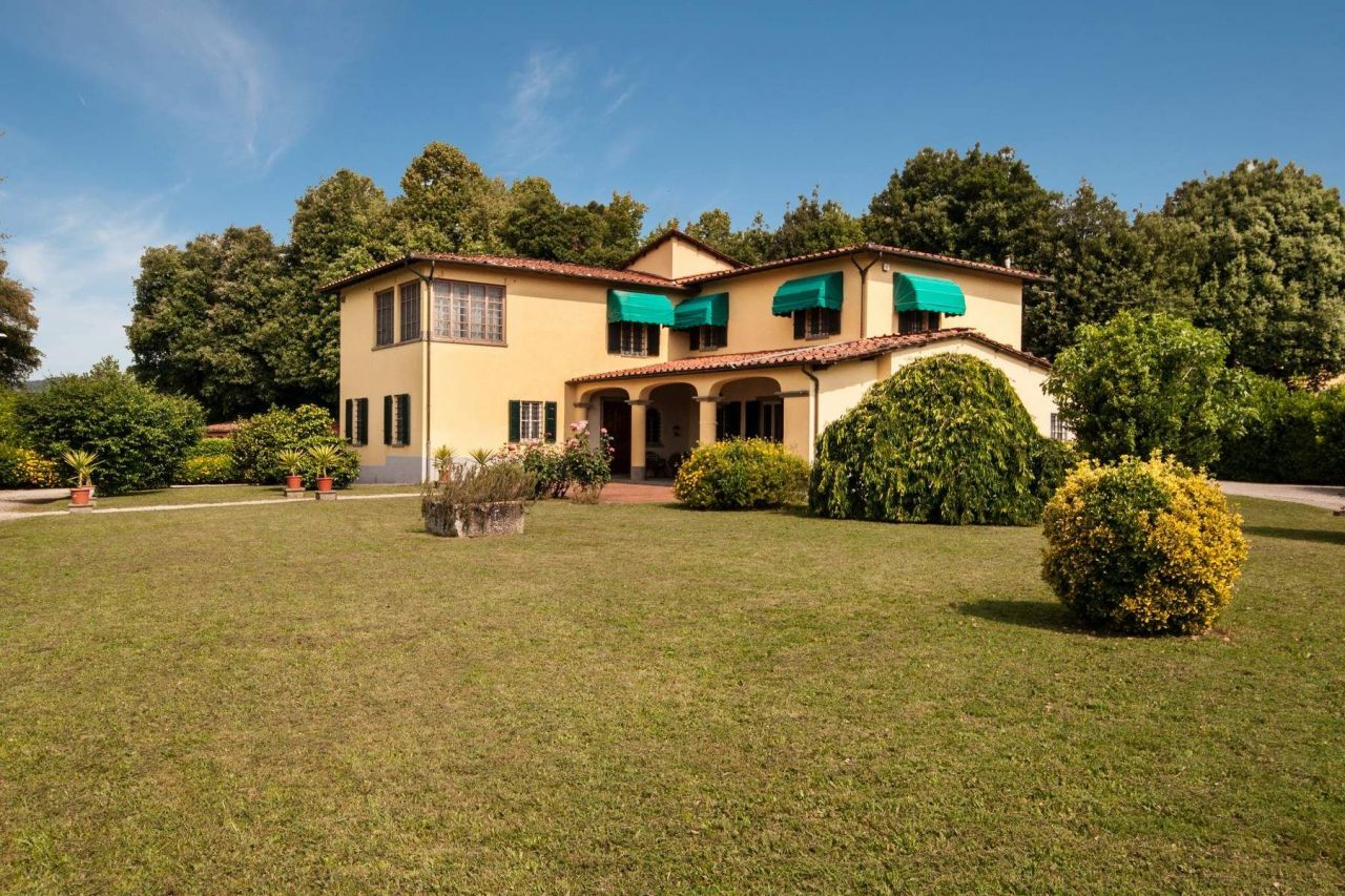 Дом в Лукке, Италия, 400 м2 - фото 1