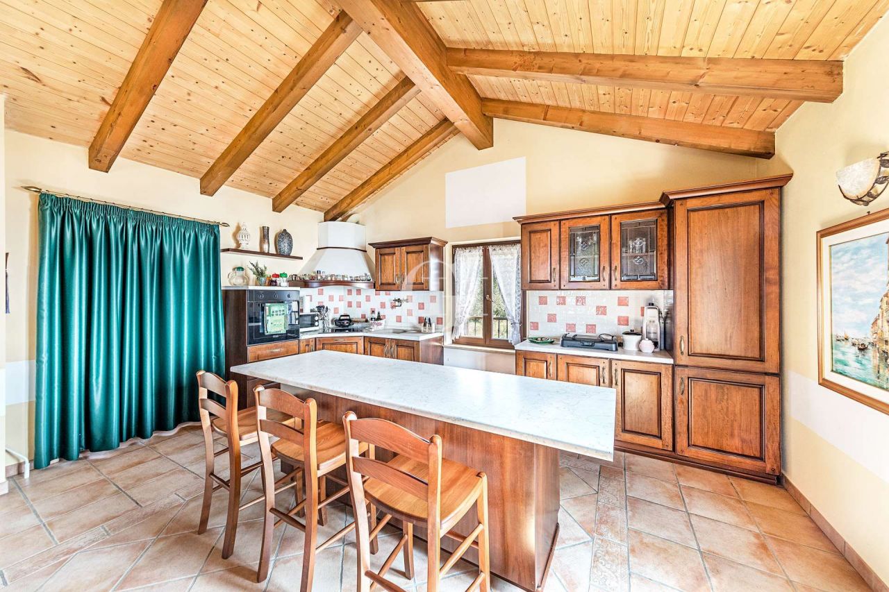 Квартира у озера Гарда, Италия, 180 м² - фото 5