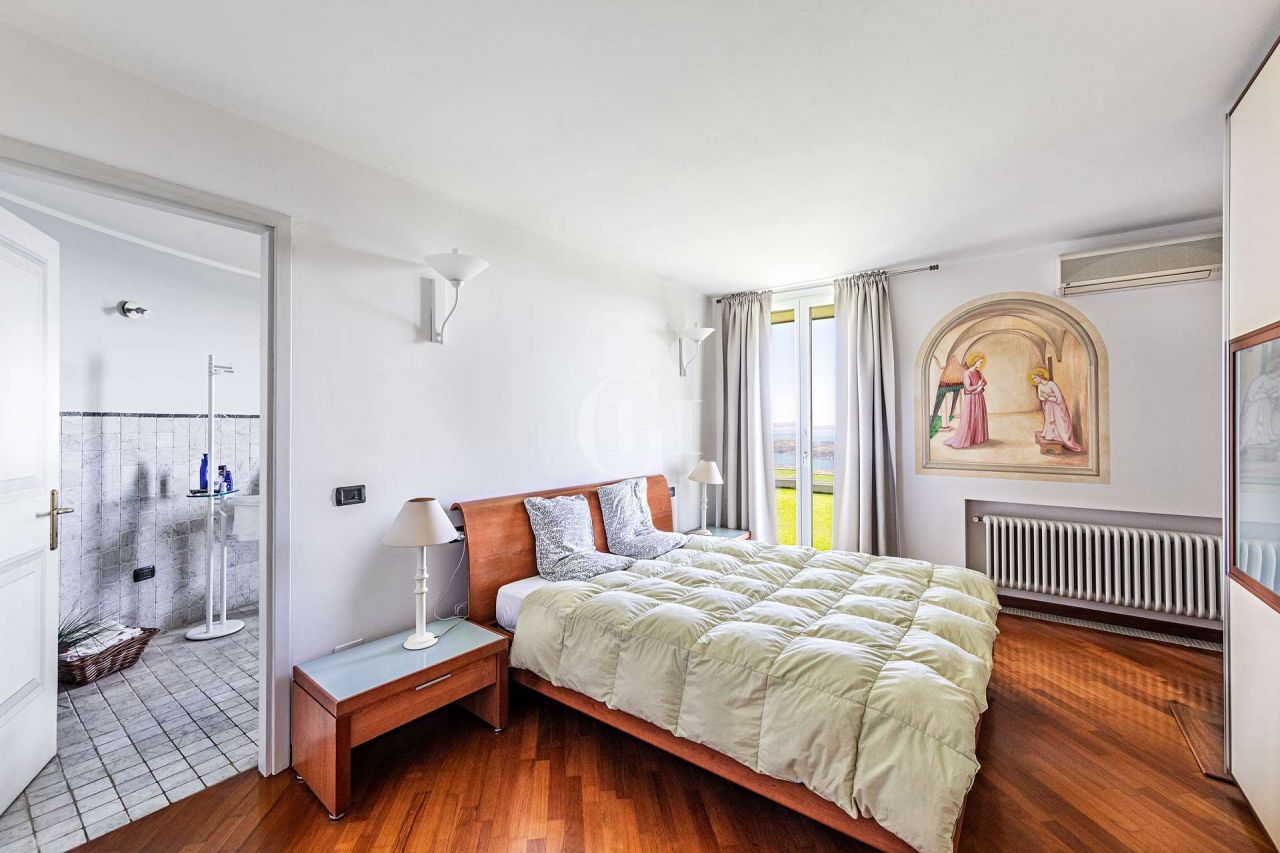 Вилла у озера Гарда, Италия, 370 м² - фото 8