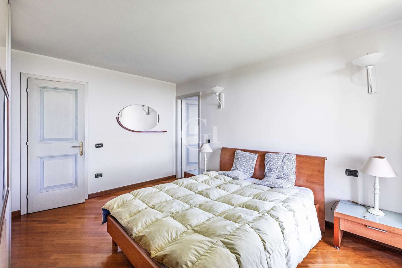 Вилла у озера Гарда, Италия, 370 м² - фото 9