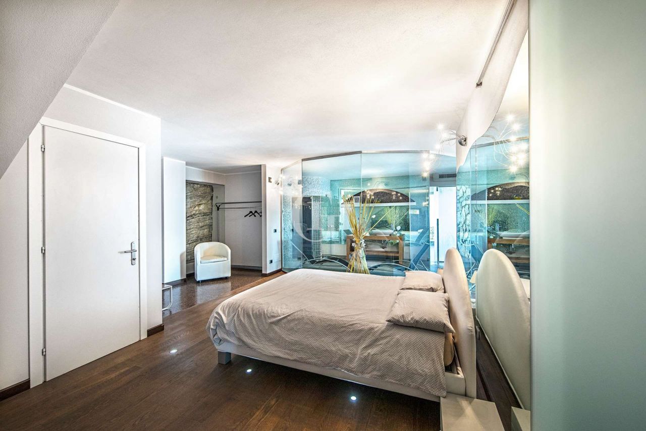 Вилла у озера Гарда, Италия, 370 м² - фото 13