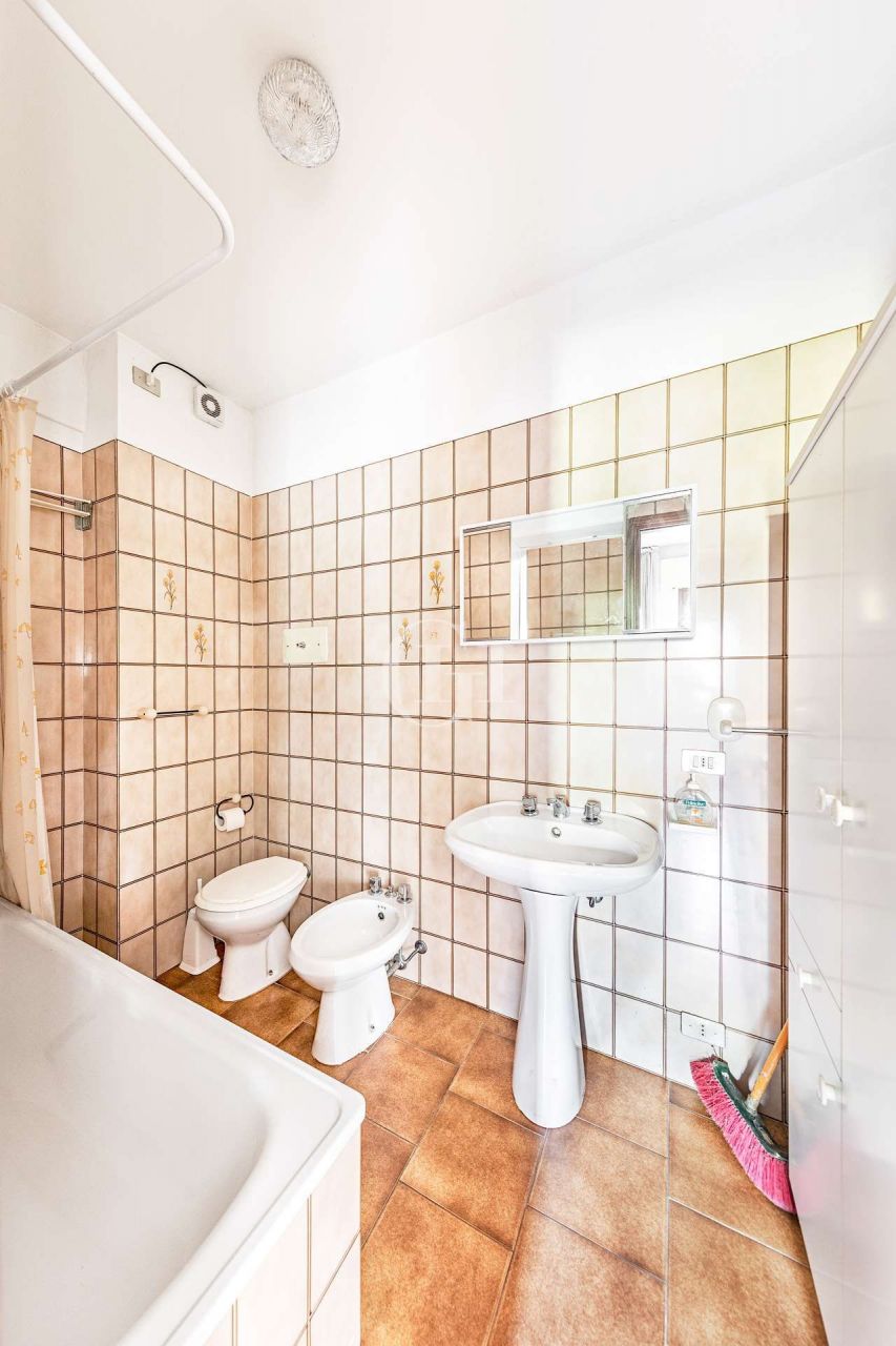 Квартира у озера Гарда, Италия, 47 м² - фото 13