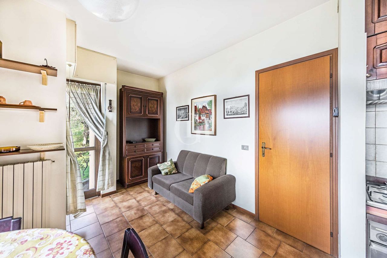 Квартира у озера Гарда, Италия, 47 м² - фото 11