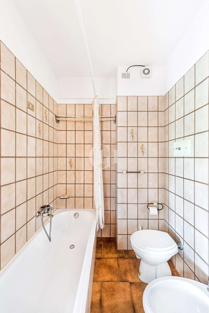 Квартира у озера Гарда, Италия, 47 м² - фото 12