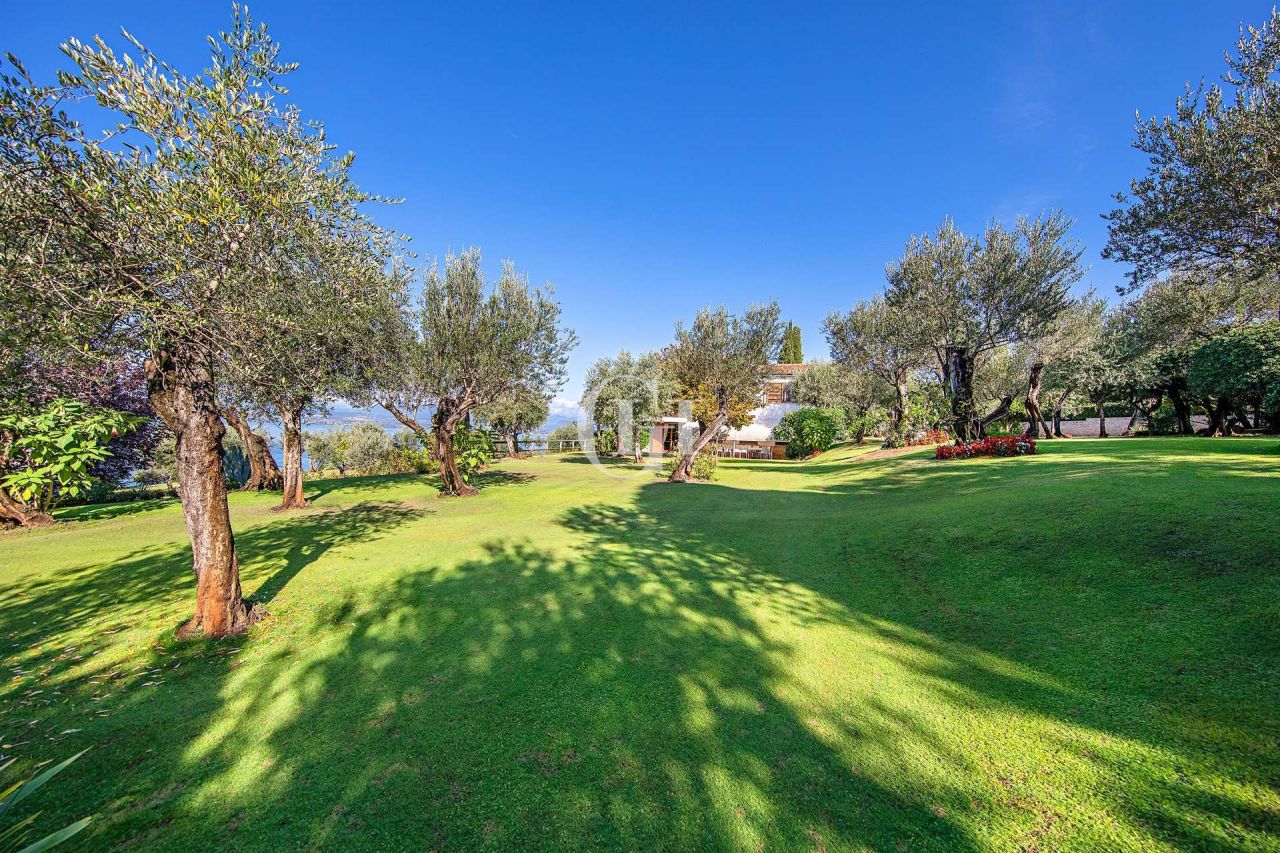 Вилла у озера Гарда, Италия, 1 050 м² - фото 3