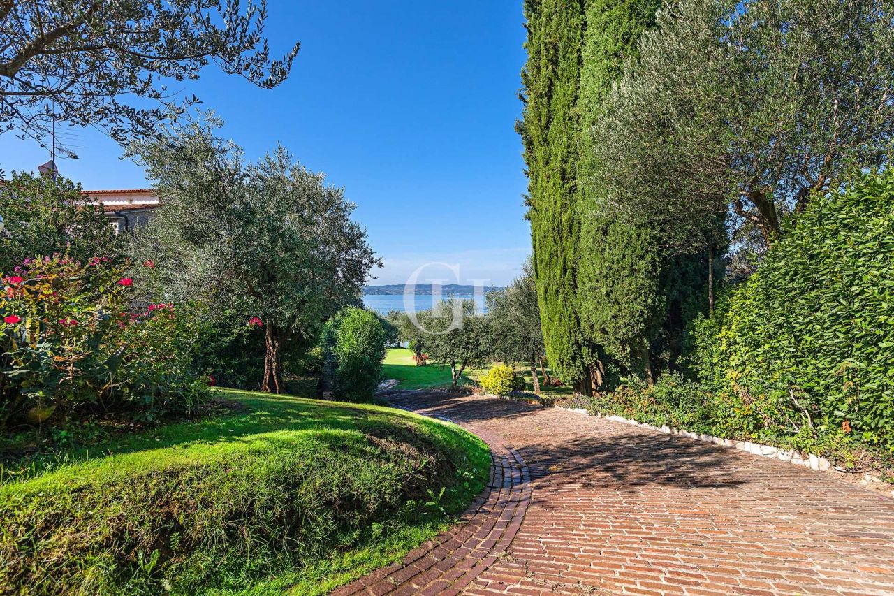 Вилла у озера Гарда, Италия, 1 050 м² - фото 4