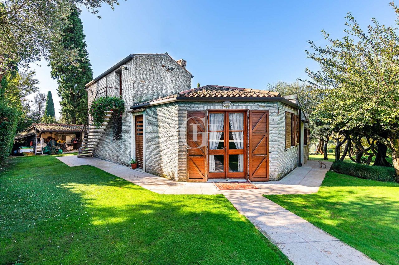 Вилла у озера Гарда, Италия, 1 050 м² - фото 5