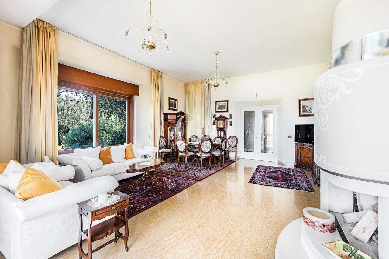 Вилла у озера Гарда, Италия, 1 050 м² - фото 9