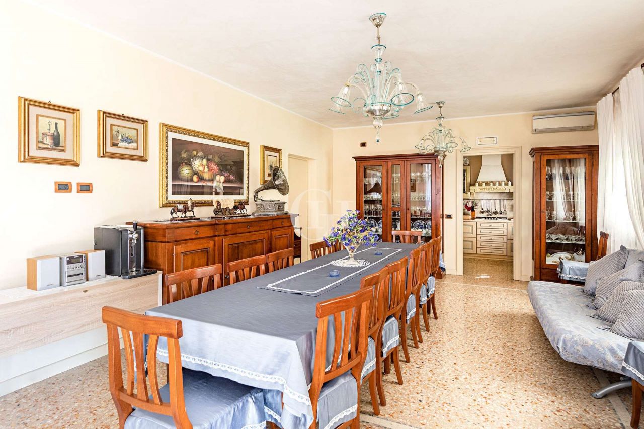 Вилла у озера Гарда, Италия, 1 050 м² - фото 13