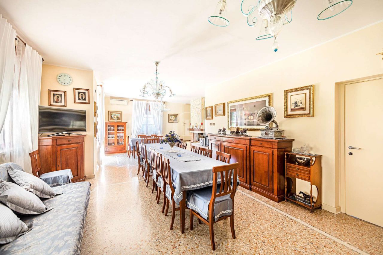 Вилла у озера Гарда, Италия, 1 050 м² - фото 12