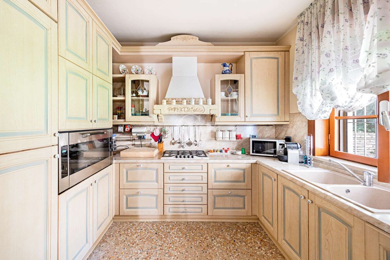 Вилла у озера Гарда, Италия, 1 050 м² - фото 14