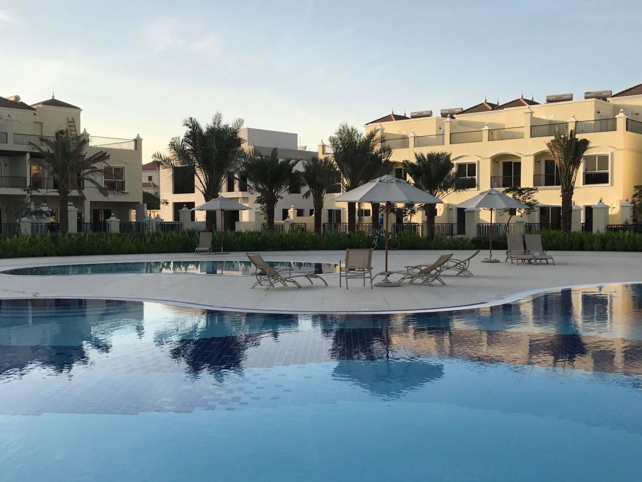 Рас эль хайма магазины. Ras al Khaimah Villa. Картинки виллы рас Эль Хейма. Виллы в рас Аль Хайм фото. Рас-Аль-Хайма купить виллу.