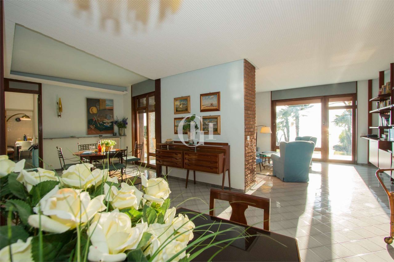 Вилла у озера Гарда, Италия, 450 м² - фото 11