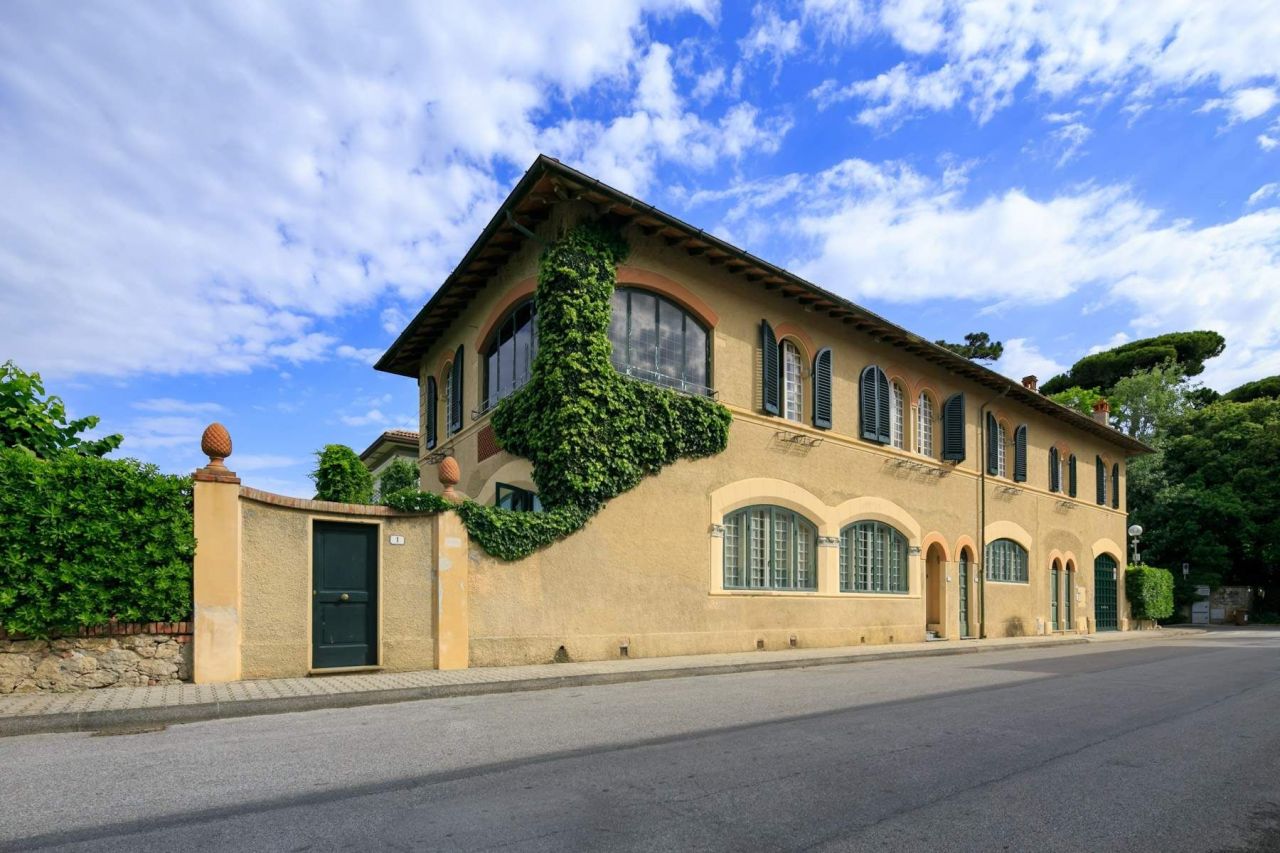 Дом в Форте деи Марми, Италия, 380 м2 - фото 1