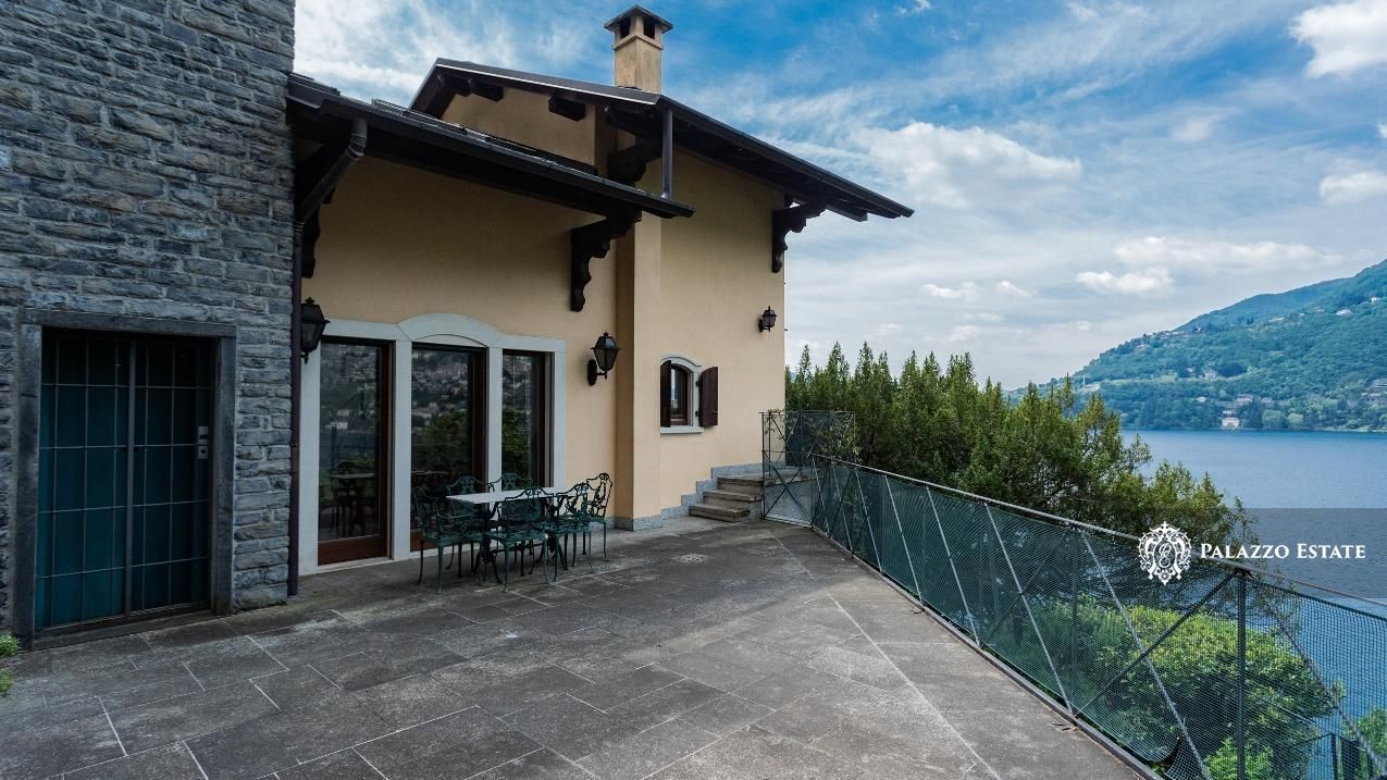 Вилла у озера Комо, Италия, 250 м² - фото 2