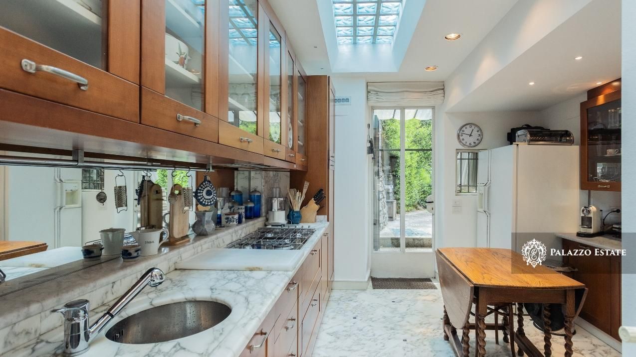 Вилла у озера Комо, Италия, 250 м² - фото 16