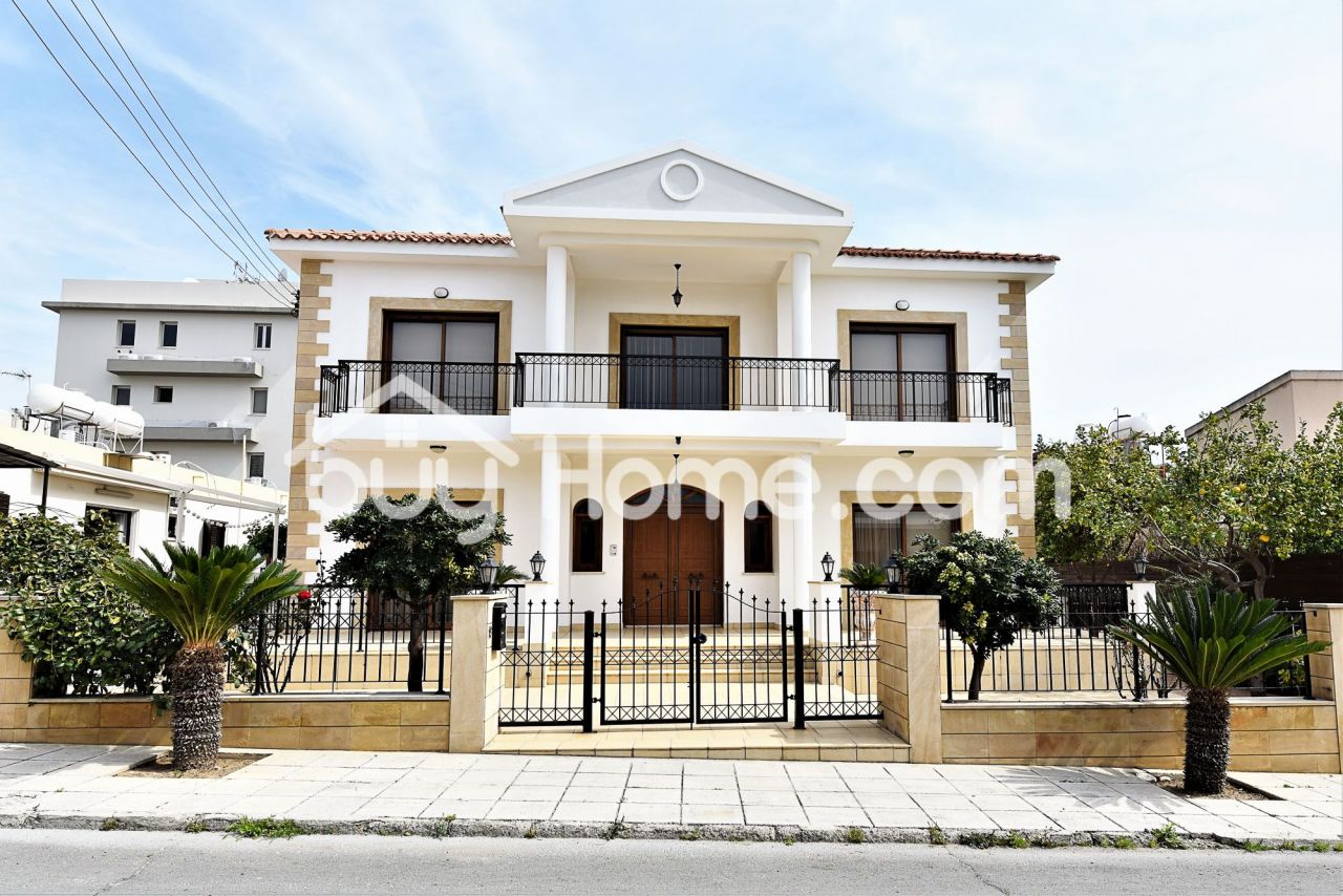 Дом в Ларнаке, Кипр, 380 м2 - фото 1