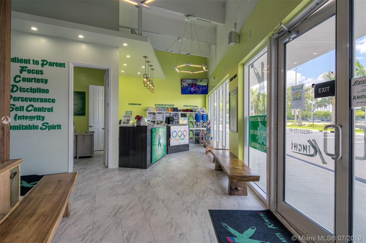 Коммерческая недвижимость в Майами, США, 700 м² - фото 4