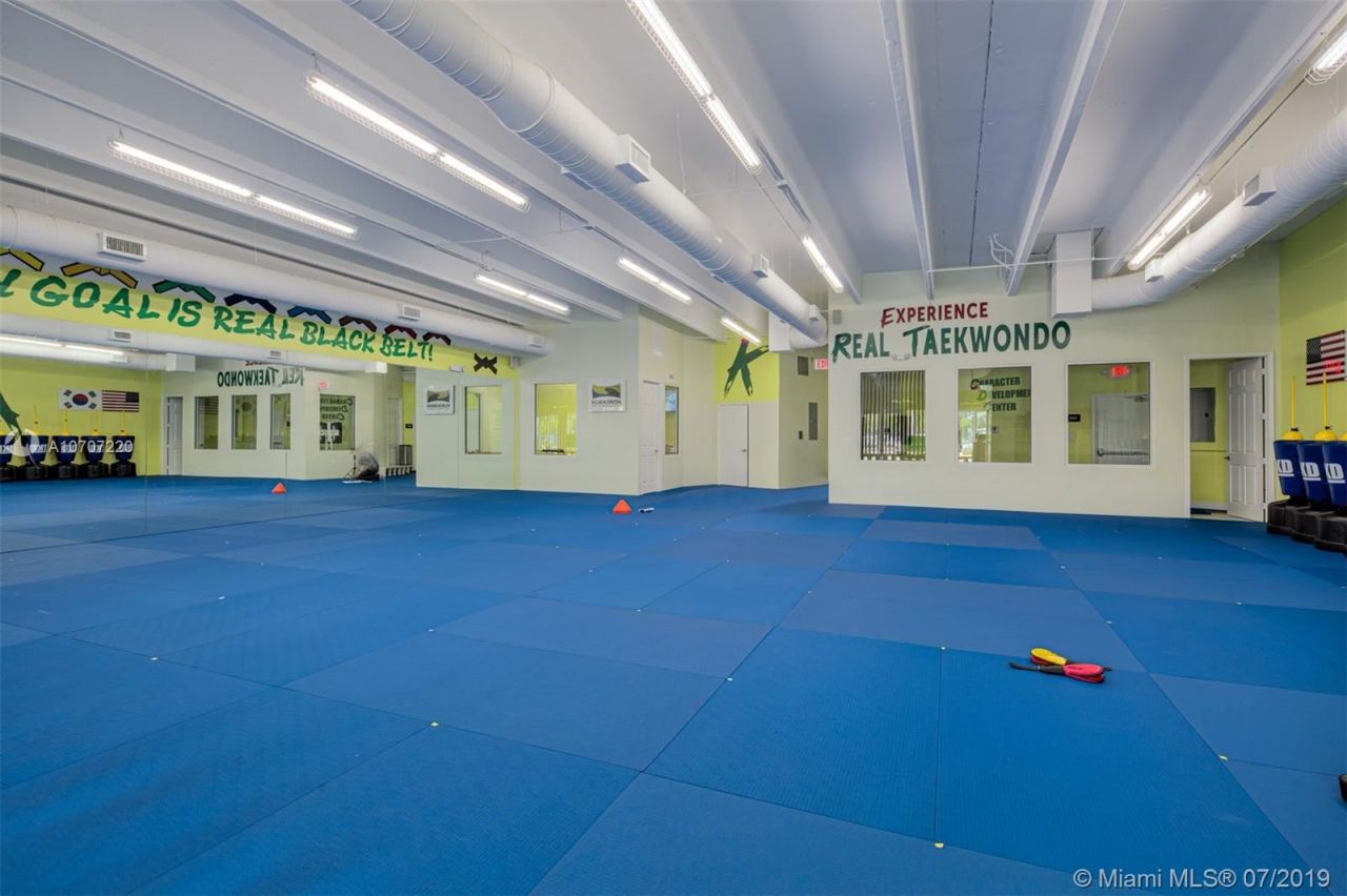 Коммерческая недвижимость в Майами, США, 700 м² - фото 13