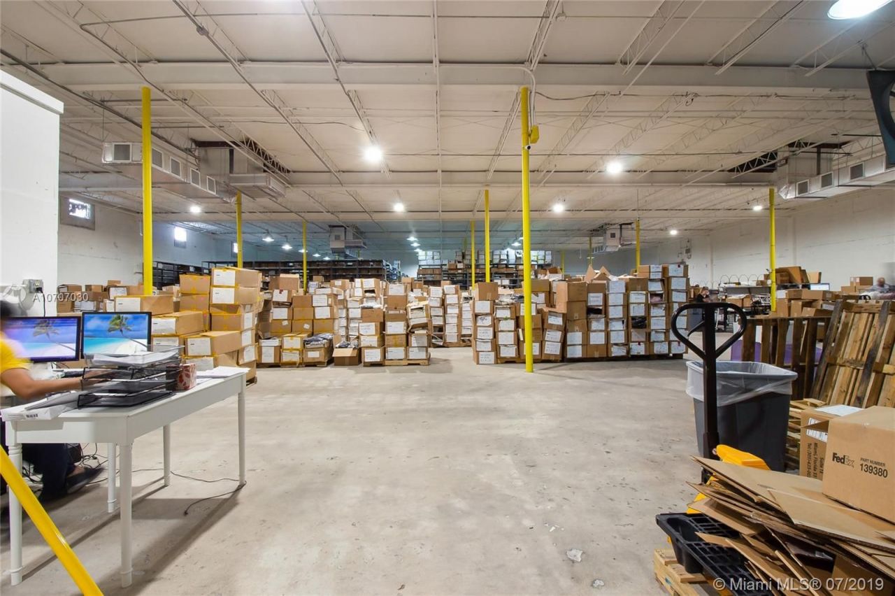 Коммерческая недвижимость в Майами, США, 4 000 м² - фото 9