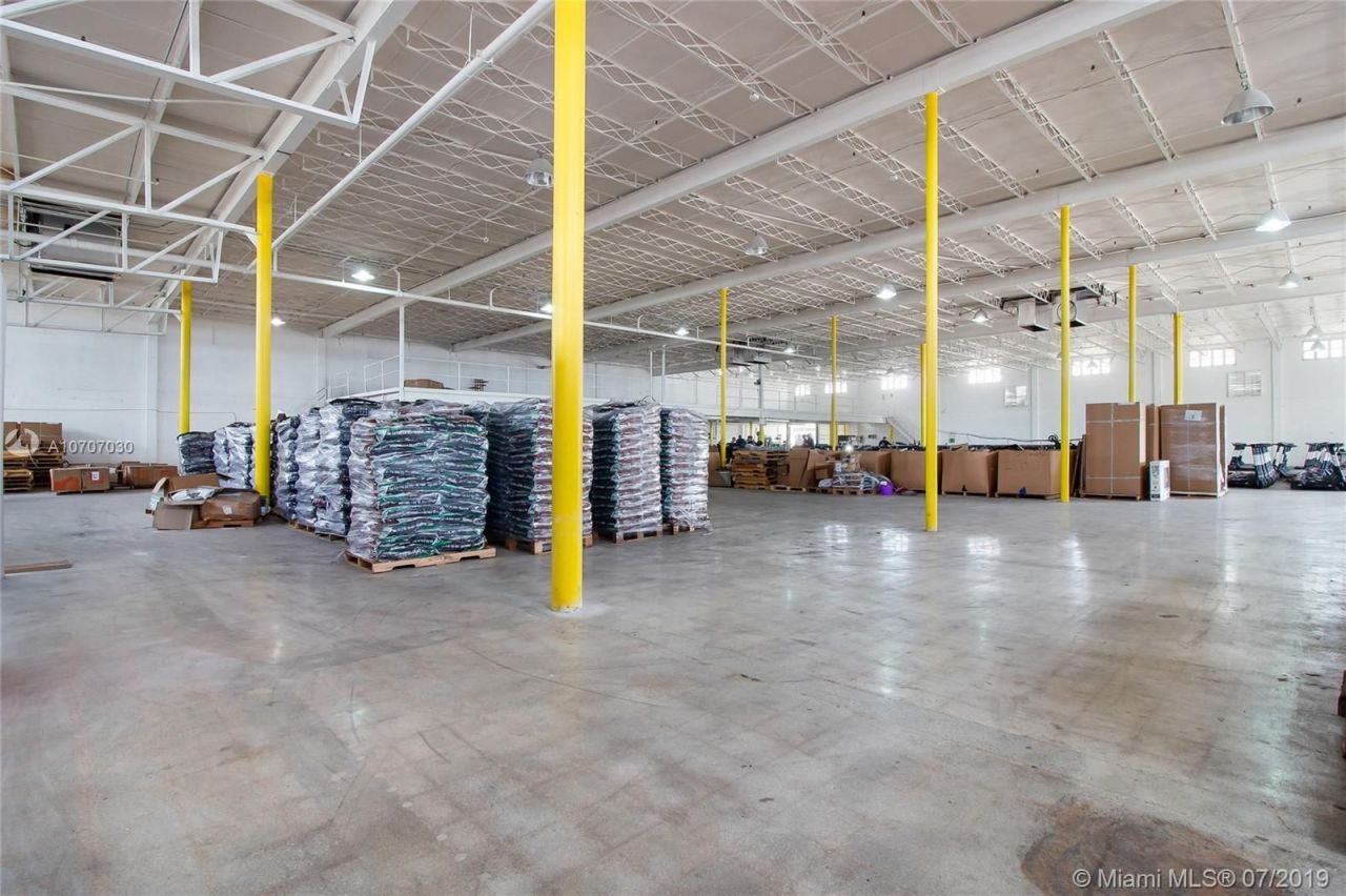 Коммерческая недвижимость в Майами, США, 4 000 м² - фото 2