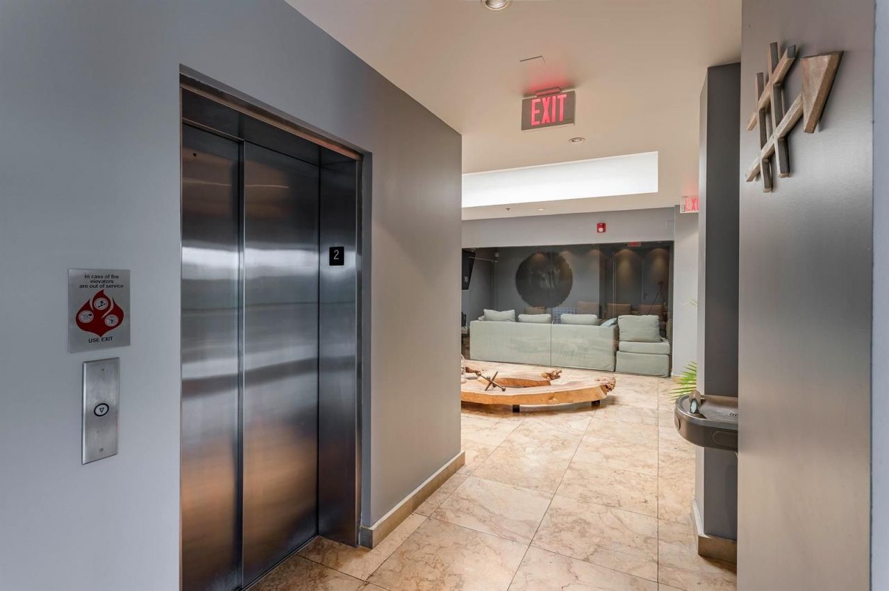 Офис в Майами, США, 1 300 м² - фото 4