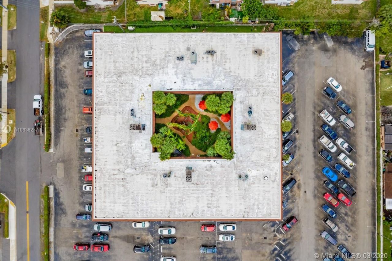 Коммерческая недвижимость в Майами, США, 3 000 м² - фото 2