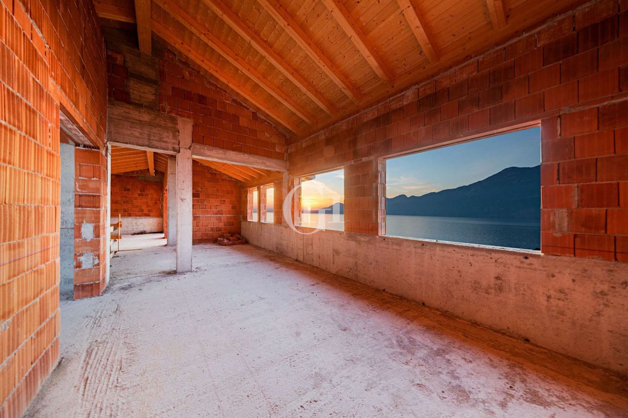 Вилла у озера Гарда, Италия, 700 м² - фото 3