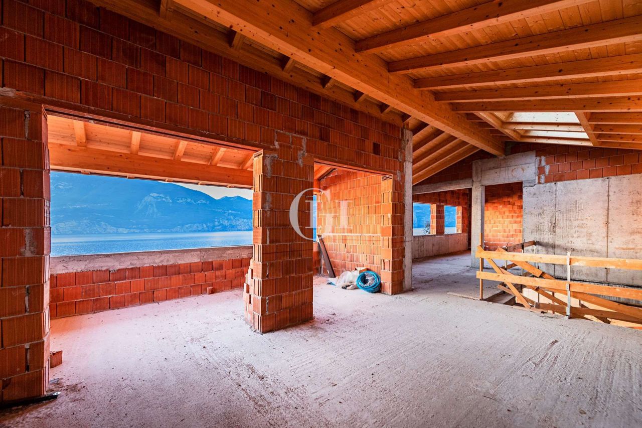 Вилла у озера Гарда, Италия, 700 м² - фото 5