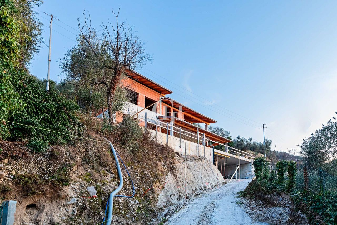 Вилла у озера Гарда, Италия, 700 м² - фото 4