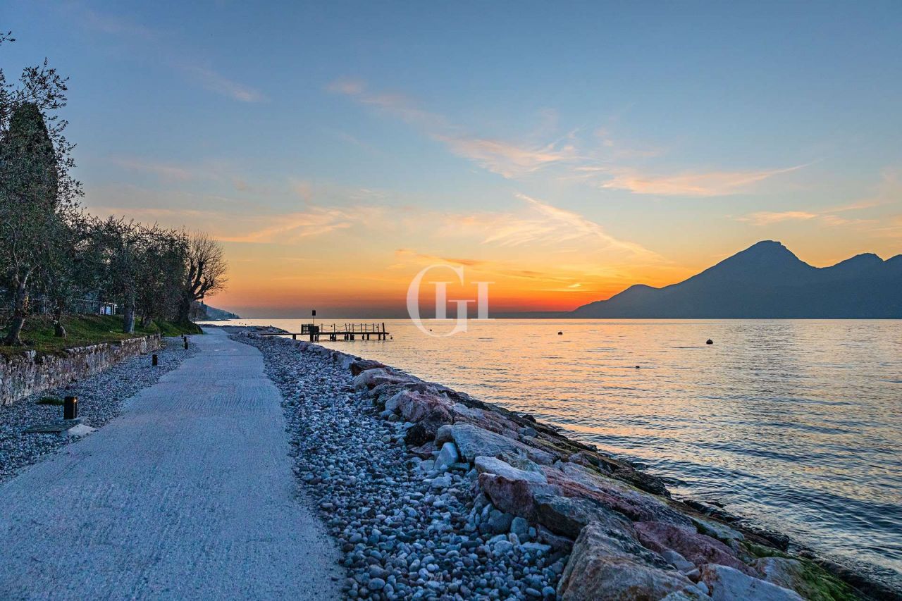 Вилла у озера Гарда, Италия, 700 м² - фото 11