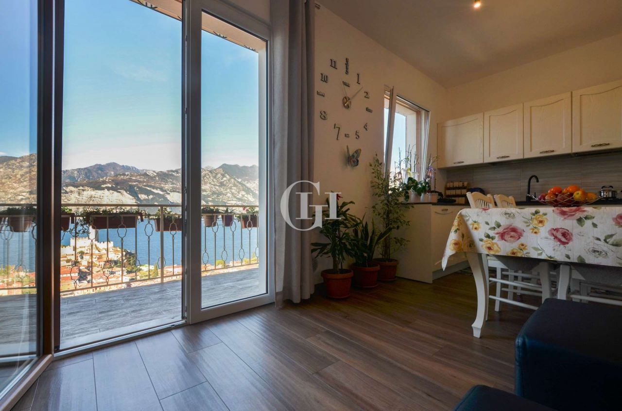 Квартира у озера Гарда, Италия, 70 м² - фото 1