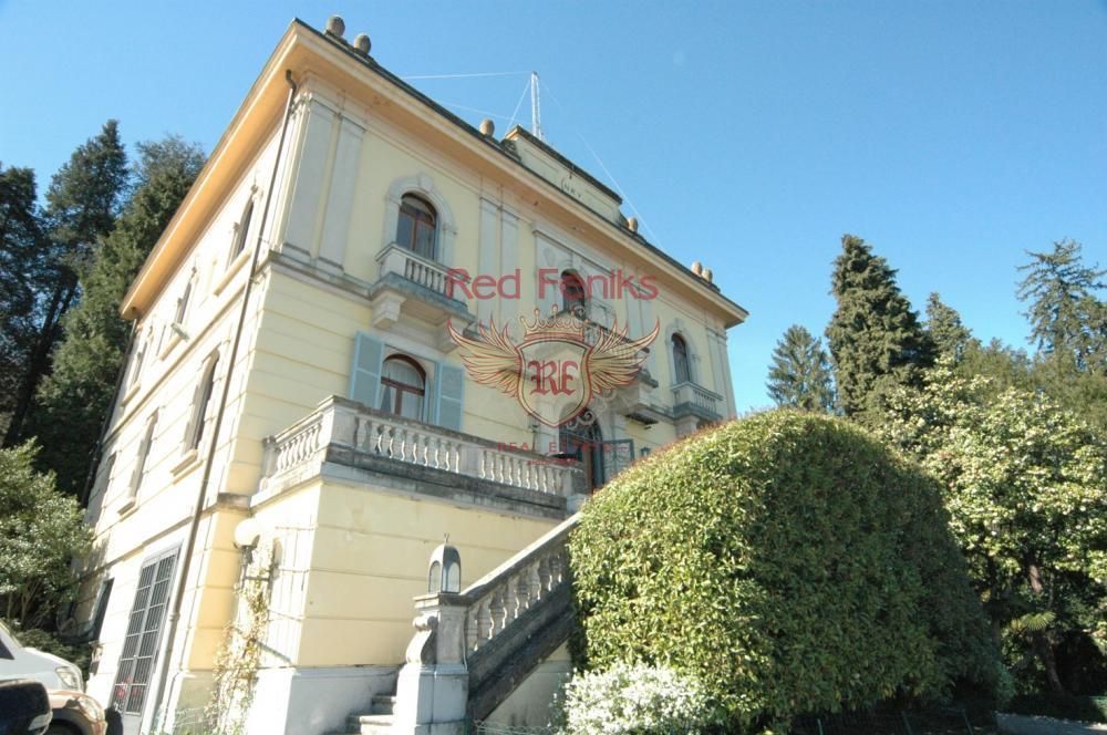 Вилла у озера Маджоре, Италия, 800 м² - фото 1