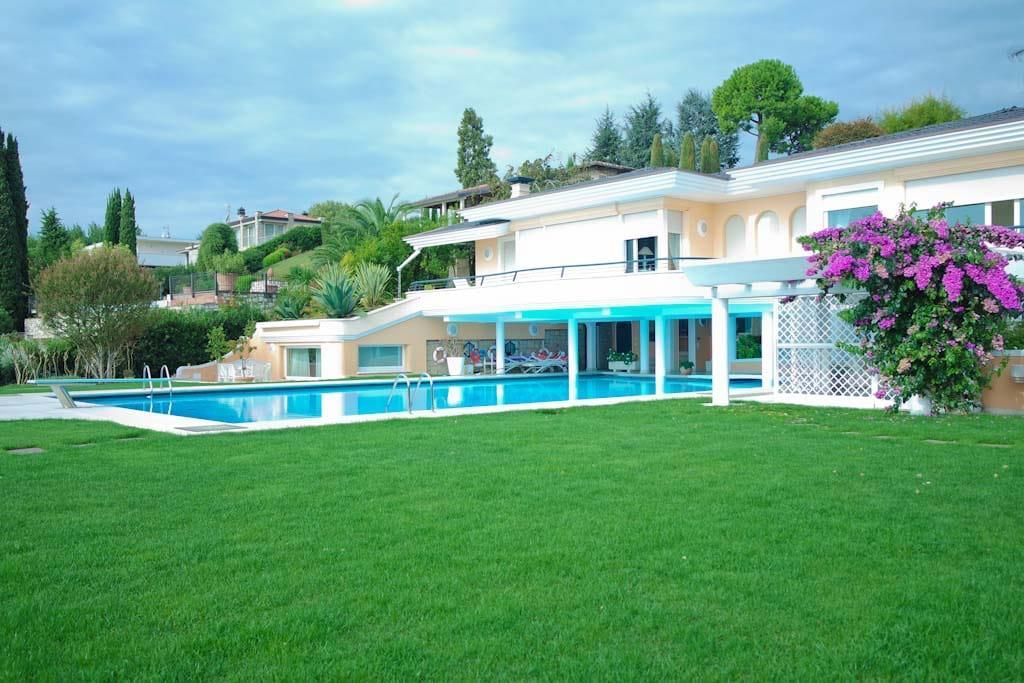 Вилла у озера Гарда, Италия, 800 м² - фото 4