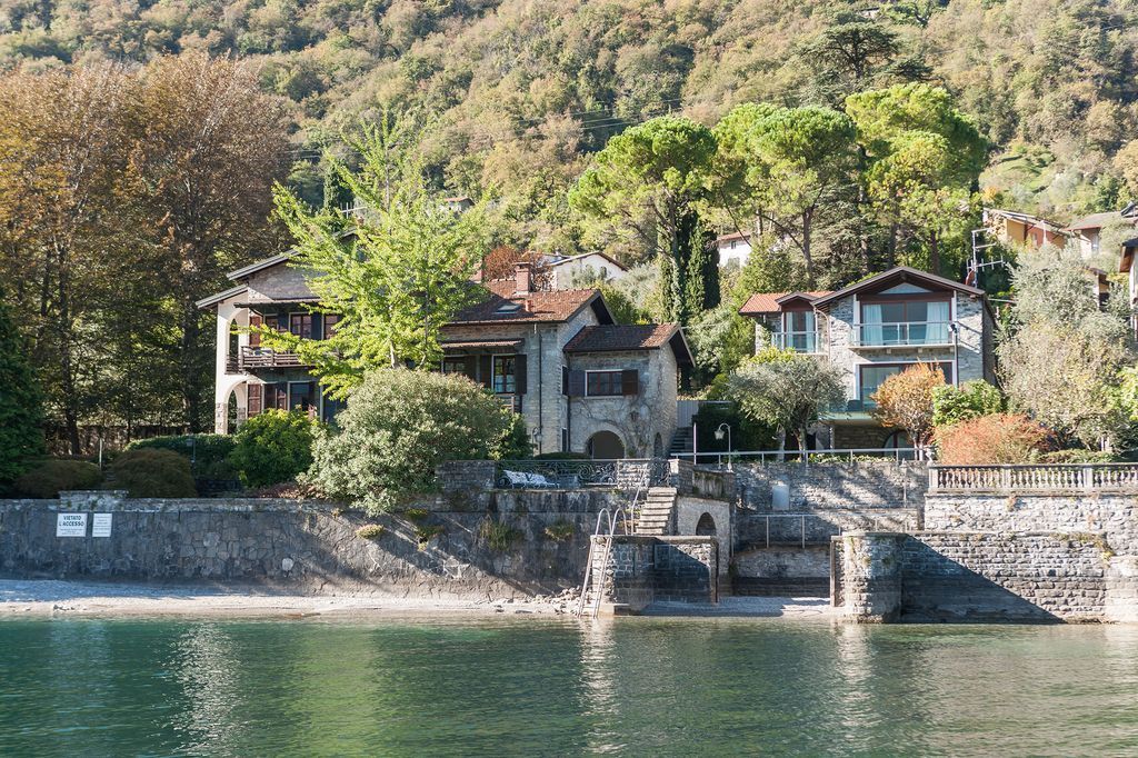 Вилла у озера Комо, Италия, 650 м2 - фото 1