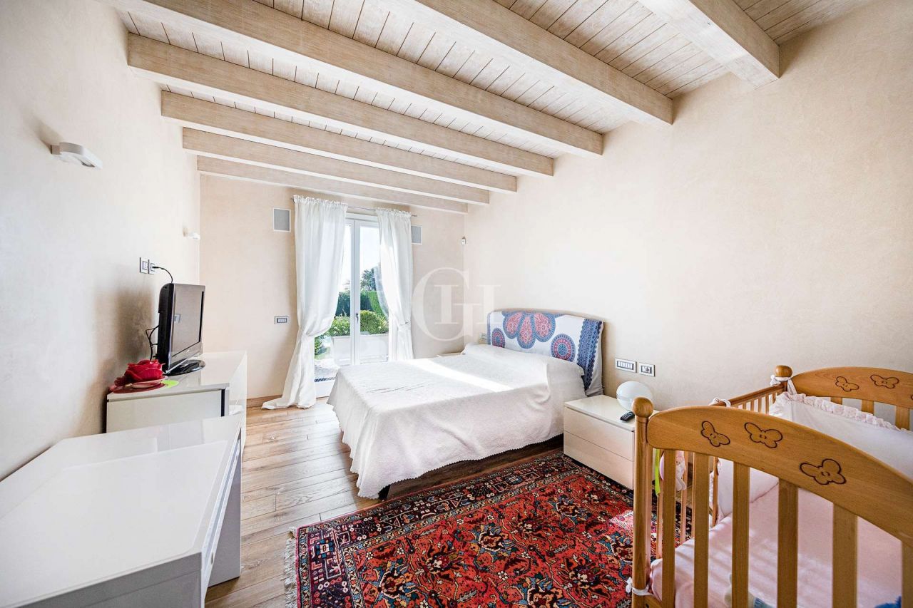 Вилла у озера Гарда, Италия, 190 м² - фото 12