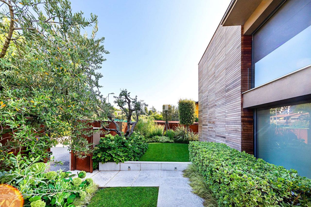 Дом у озера Гарда, Италия, 410 м² - фото 18