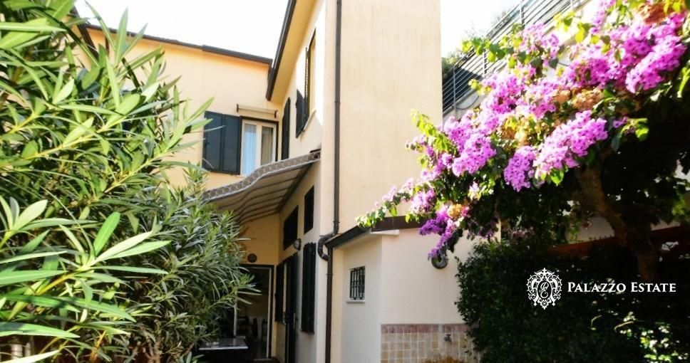 Дом в Виареджо, Италия, 180 м2 - фото 1