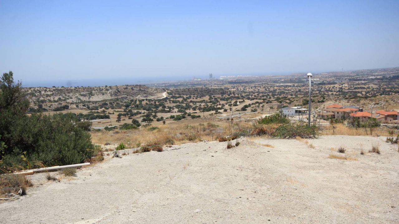 Земля в Ларнаке, Кипр, 718 м2 - фото 1