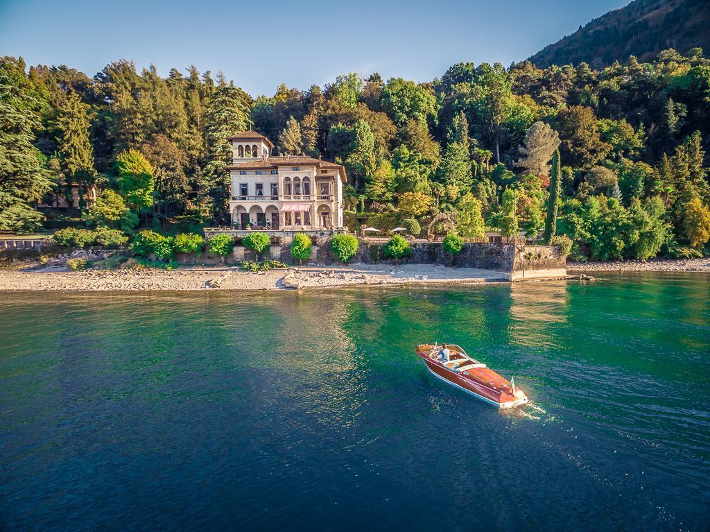 Вилла у озера Комо, Италия, 2 200 м2 - фото 1