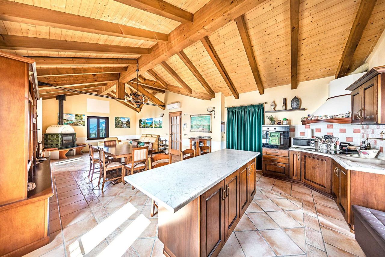 Коттедж у озера Гарда, Италия, 180 м² - фото 8