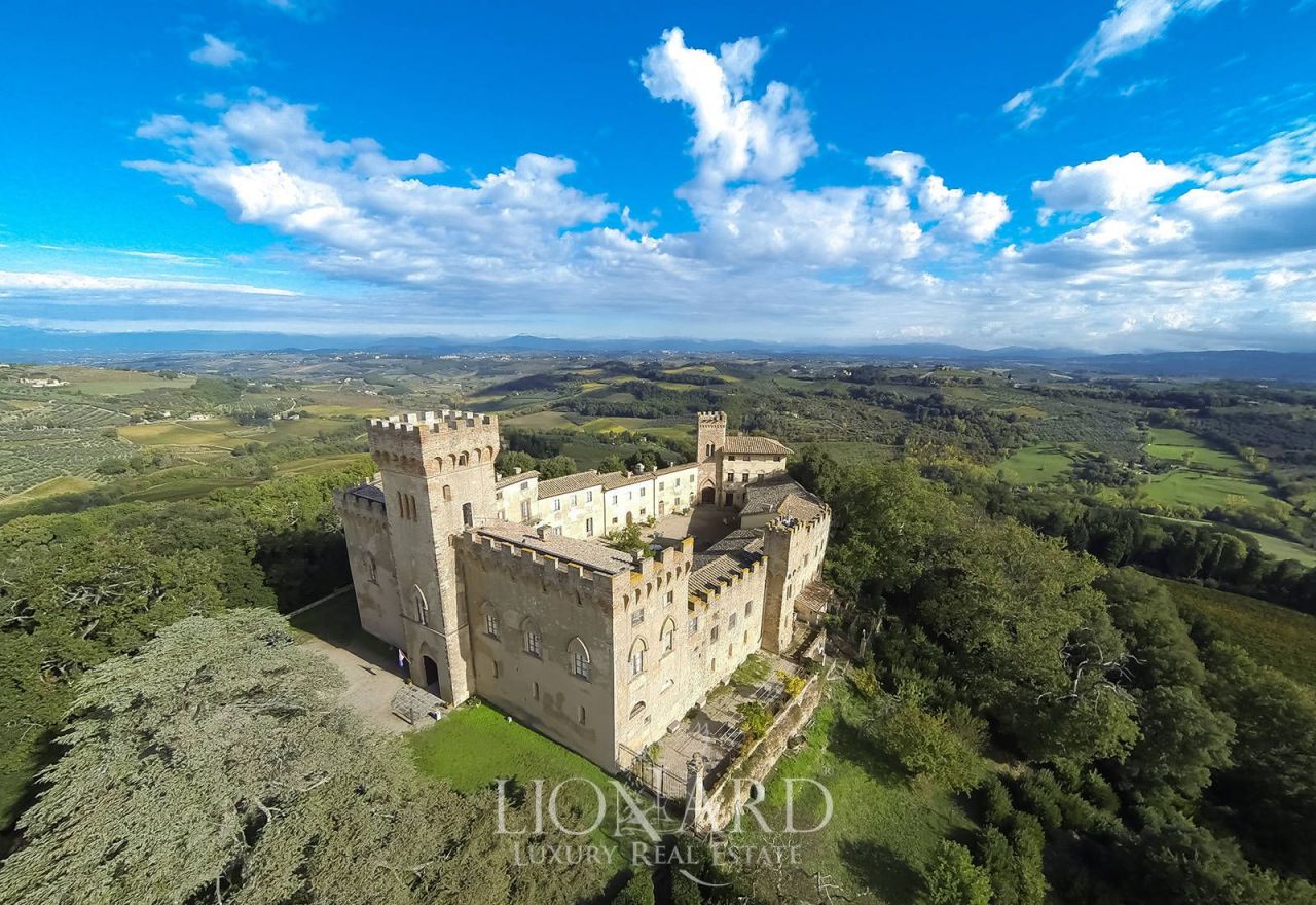 Замок в Чертальдо, Италия - фото 1