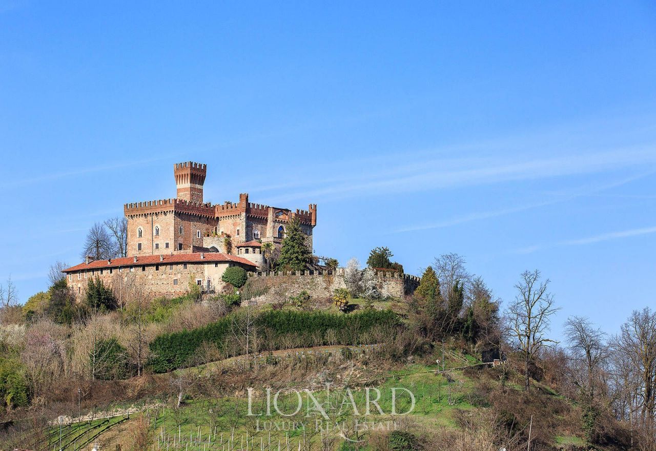 Замок в Кунео, Италия - фото 1