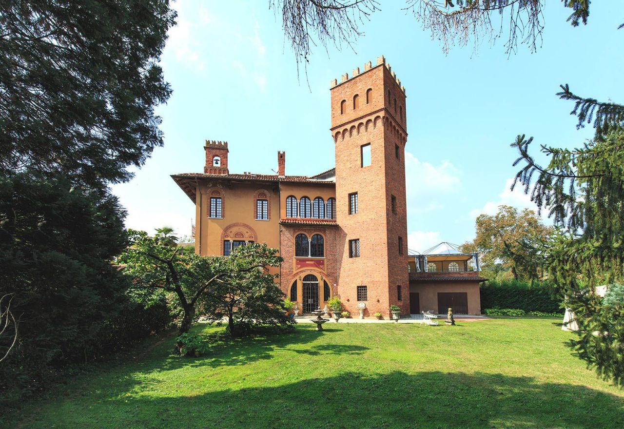 Замок в Каваллирио, Италия - фото 1