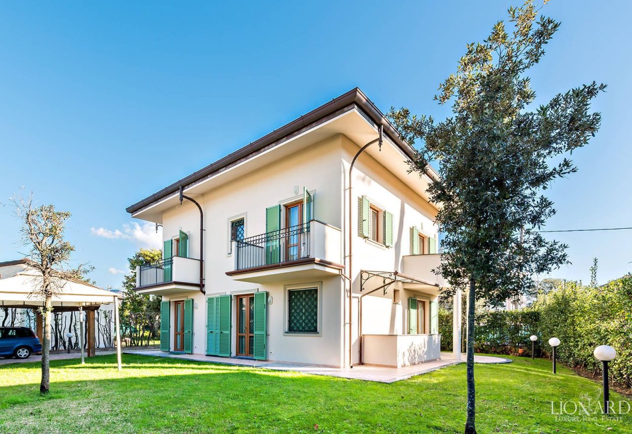 Вилла в Форте деи Марми, Италия, 260 м² - фото 1