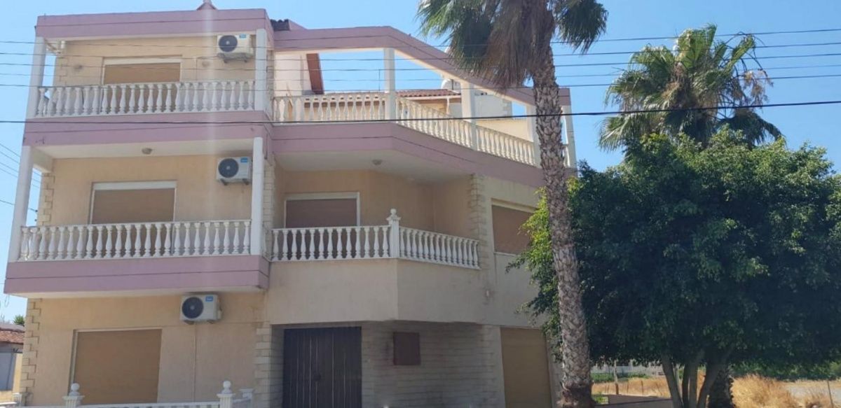 Коммерческая недвижимость в Лимасоле, Кипр, 420 м2 - фото 1