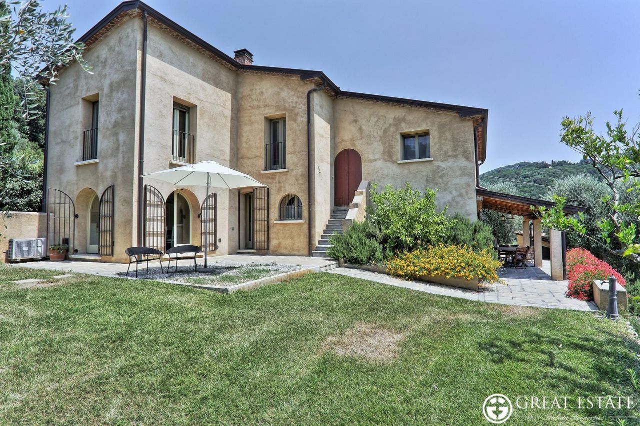 Дом в Кастаньето-Кардуччи, Италия, 330 м2 - фото 1
