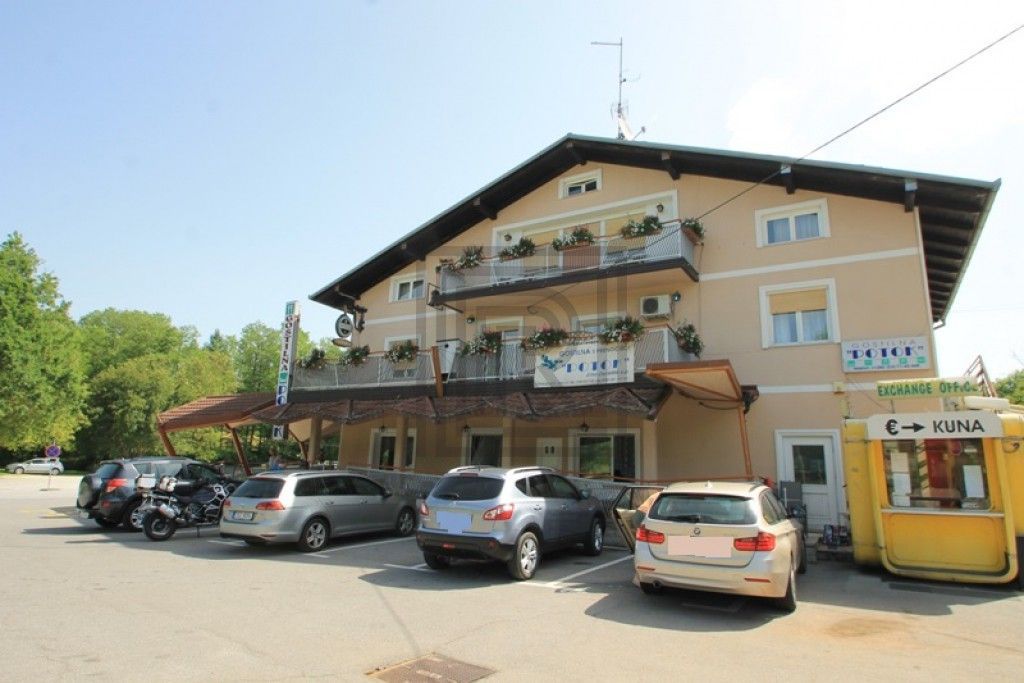 Коммерческая недвижимость в Илирске-Бистрице, Словения, 1 252 м2 - фото 1